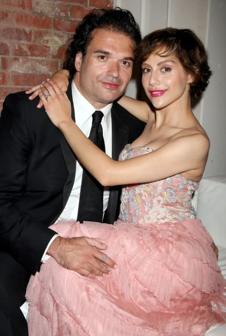 Bizarna ljubavna priča prati glumicu Brittany Murphy i njezinog supruga Simona Monjacka. Murphy je preminula 2009.,  samo pet mjeseci mrtav je pronađen i njezin suprug. Par je navodno preminuo od upale pluća i teške anemije. Njihov prijatelj Neal je za NewsNationNow kazao da vjeruje da bi se slučajnost mogla pripisati domu koji su dijelili. “Živjeli su u kući koja je imala puno plijesni&quot;, otkrio je.

Naime, ovaj se par vjenčao samo godinu dana nakon što su ušli u vezu. Par je živio u Murphyjevoj kući na Hollywood Hillsu, međutim, očito otkako su se vjenčali, njezini prijatelji u to vrijeme rekli su da je Monjack bio vrlo manipulativan i pokušao je preuzeti kontrolu nad cijelim njezinim životom i karijerom, a to je činio tako što je sam upravljao njome i otpuštao cijeli njezin tim.