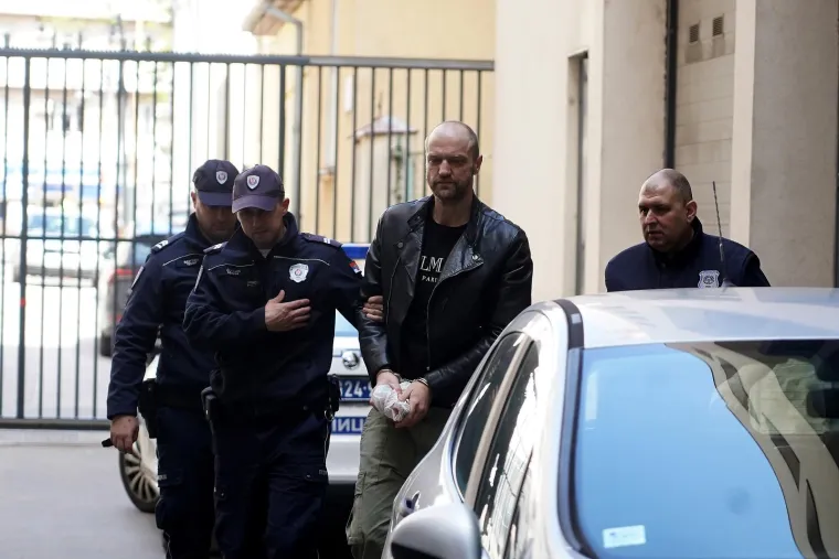 Naime, zatočeni mladić je navodno poslao poruku N.N. da je zatvoren u stanu Darka Kostića te da mu on prijetio ubojstvom. Nakon čega je N.N. obavijestio policiju koja je odmah došla na Kostićevu adresu, u centru Beograda. 