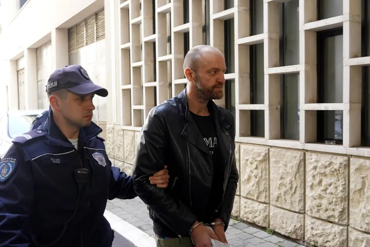 Kostića je Treći osnovni sud u Beogradu u lipnju prošle godine osudio na godinu dana kućnog zatvora s elektronskim nadzorom, zbog spolnog uznemiravanja jednog maloljetnika i držanja droge za osobnu upotrebu.