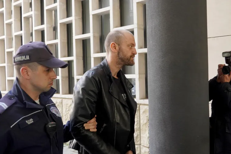 Kostić bi trebao biti saslušan, a detalji još nisu poznati. Kostić je muškarce navodno upoznavao preko aplikacije za spojeve te ih je tako mamio u svoj stan kako bi se s njima upoznavao i družio, piše Blic.