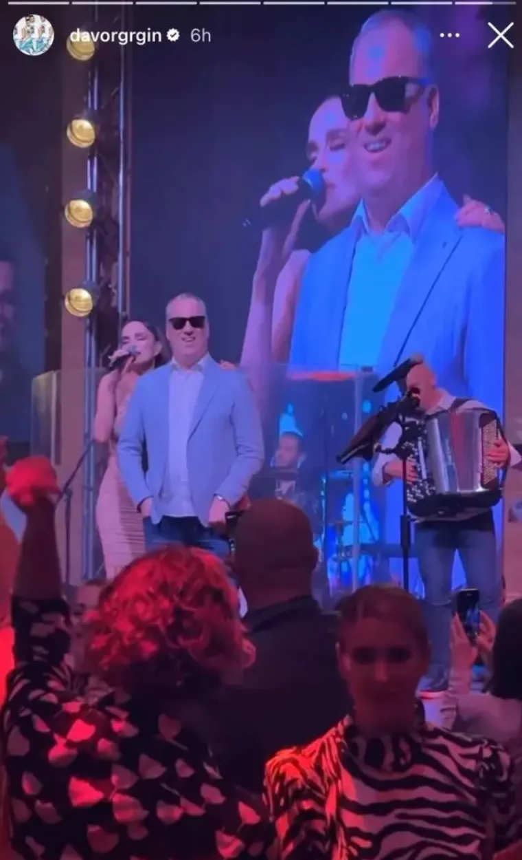 Severina je u jednom trenutku stala na pozornicu s kolegom, srpskim pjevačem Sašom Matićem i s njim zapjevala pjesmu &quot;More tuge&quot;. 