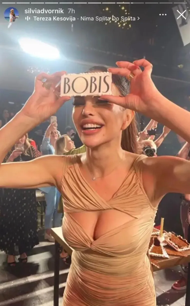 Severinina bliska prijateljica Silvia Dvornik zabilježila je trenutak kada je pjevačica pozirala s natpisom &quot;Bobis&quot;. 
