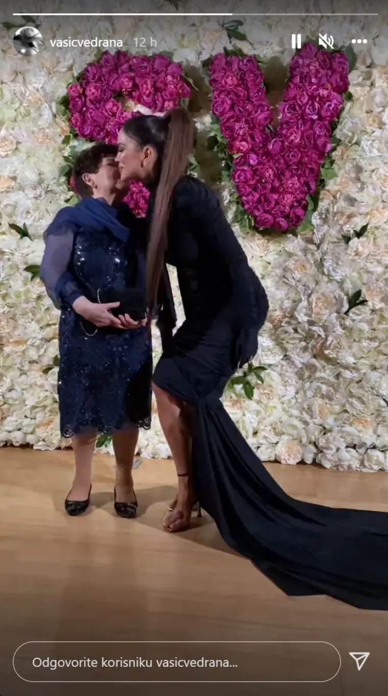 Mama Ana Severinu prati na skoro svim koncertima: &quot;Ovo je moja mama, &apos;ko god je upozna, svi je vole - vesela, okretna, lucidna, duhovita, da ne nabrajam.. I to sa sve svoje 82 godine. Kad je nije bilo kući, to je za mene bila kuća bez srca. U najtežim trenucima mog života je uvijek bila briljantno točna&quot;, napisala je Severina jednom prilikom. 