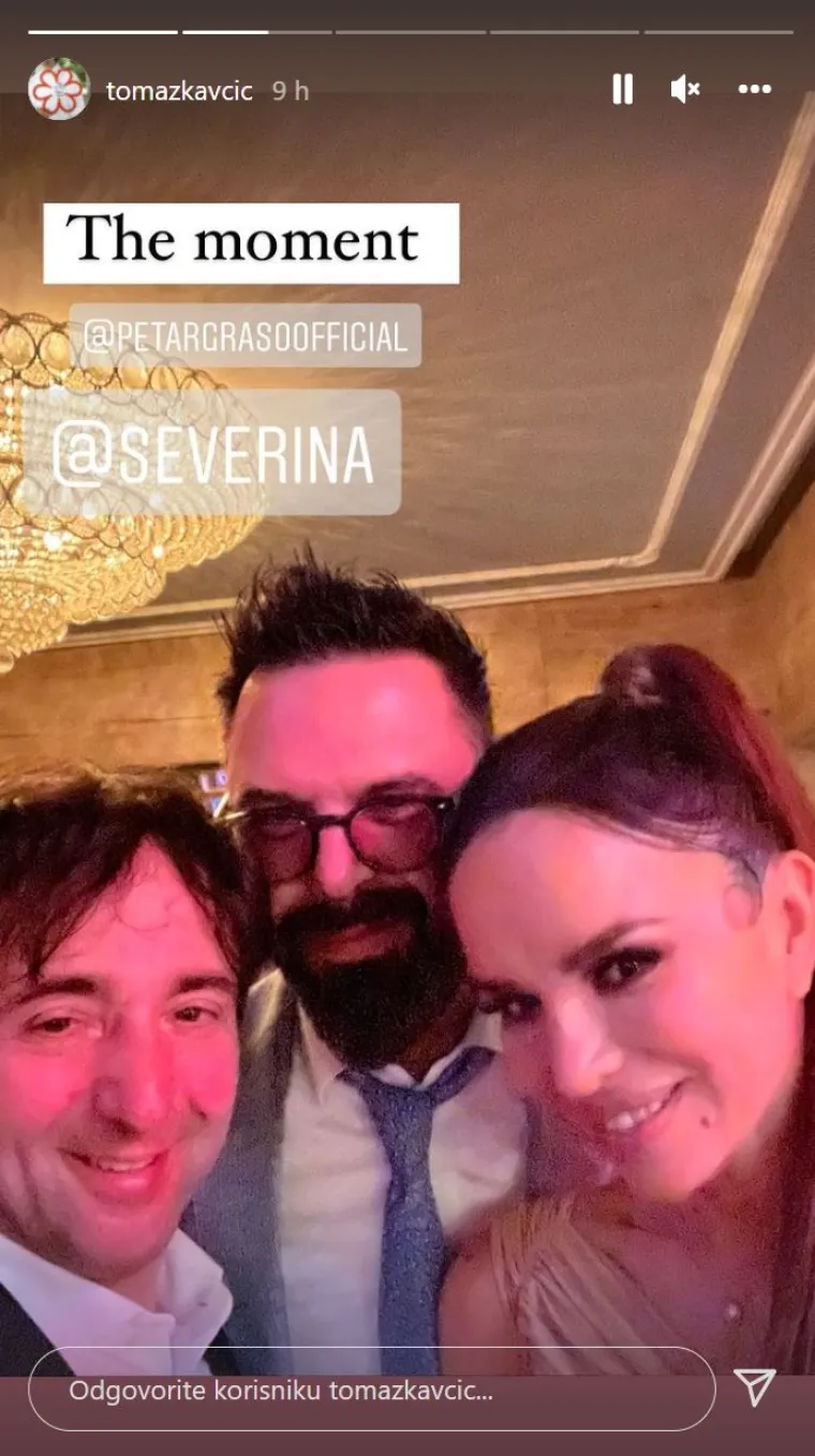 Kuhar Tomaž Kavčić pozirao je sa slavljenicom i svojim prijateljem, kumom Petrom Gra&scaron;om. 