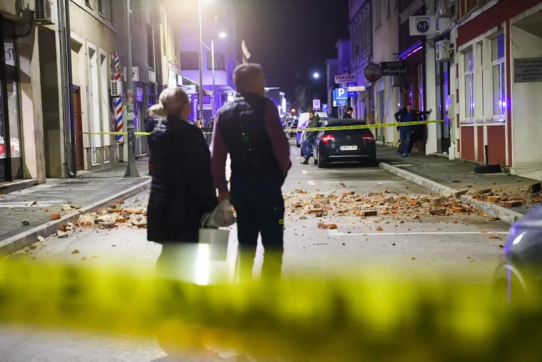 Posljedice razornog potresa: Sa stambene zgrade u Mostaru pale cigle, djevojka poginula nakon što se stijena srušila na kuću...