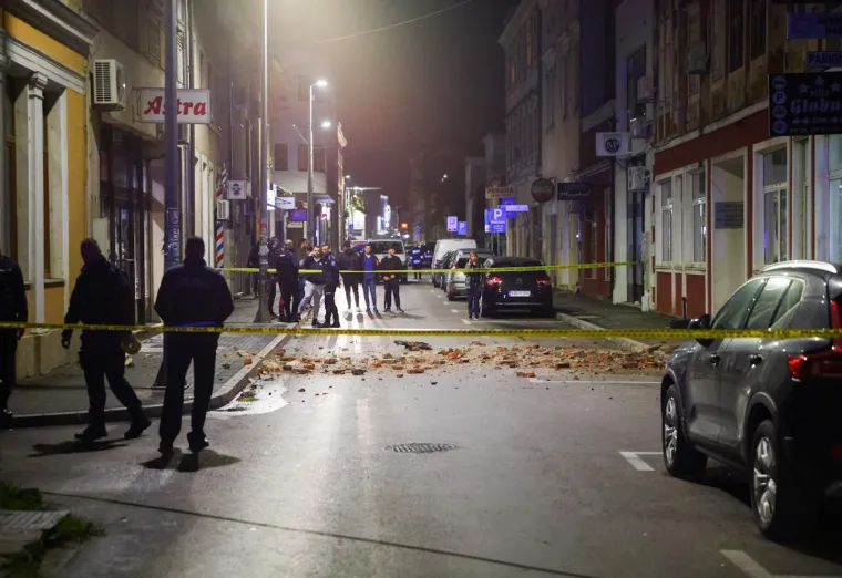 Posljedice razornog potresa: Sa stambene zgrade u Mostaru pale cigle, djevojka poginula nakon što se stijena srušila na kuću...