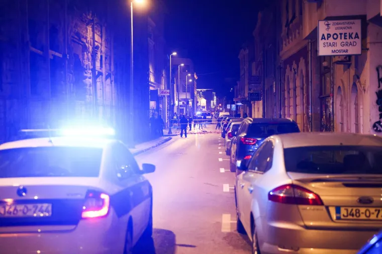 Posljedice razornog potresa: Sa stambene zgrade u Mostaru pale cigle, djevojka poginula nakon što se stijena srušila na kuću...