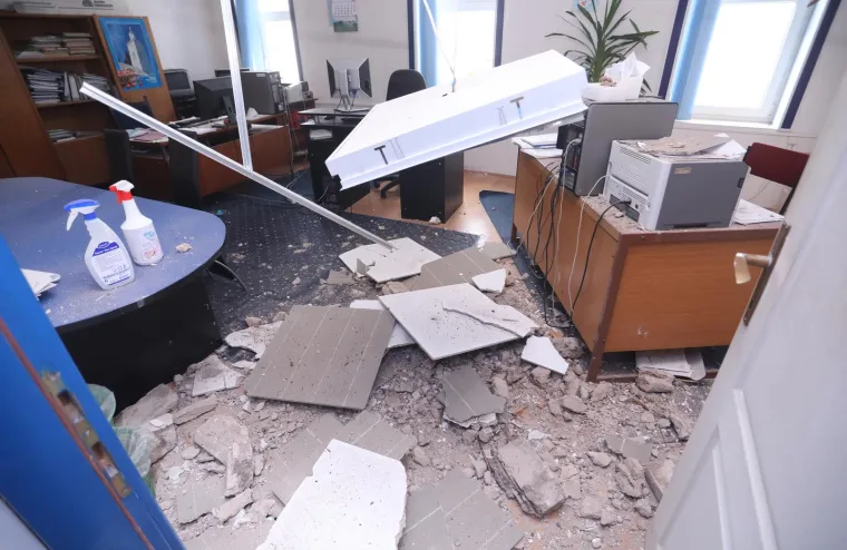 23.04.2022., Ljubinje, Bosna i Hercegovina - Epicentar potresa u Ljubinju nedaleko od Stoca gdje je najviše stradala zgrada općine. 