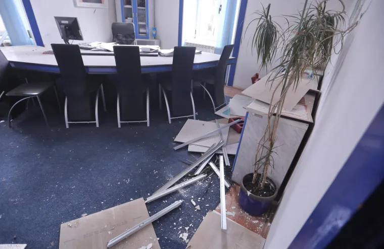 Posljedice razornog potresa: Sa stambene zgrade u Mostaru pale cigle, djevojka poginula nakon što se stijena srušila na kuću...