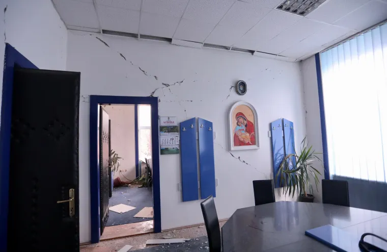 Posljedice razornog potresa: Sa stambene zgrade u Mostaru pale cigle, djevojka poginula nakon &scaron;to se stijena sru&scaron;ila na kuću...