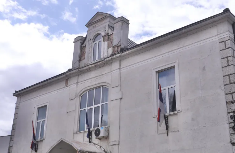 Posljedice razornog potresa: Sa stambene zgrade u Mostaru pale cigle, djevojka poginula nakon &scaron;to se stijena sru&scaron;ila na kuću...