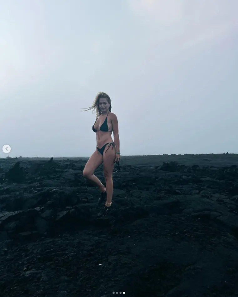 Rita Ora otišla u planine bez odjeće: Seksi Kosovarka nabacila samo majušan bikini, bome je imao težak zadatak
