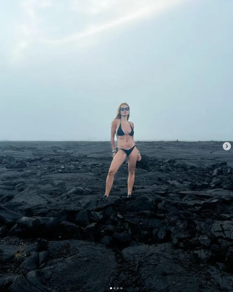 Rita Ora otišla u planine bez odjeće: Seksi Kosovarka nabacila samo majušan bikini, bome je imao težak zadatak