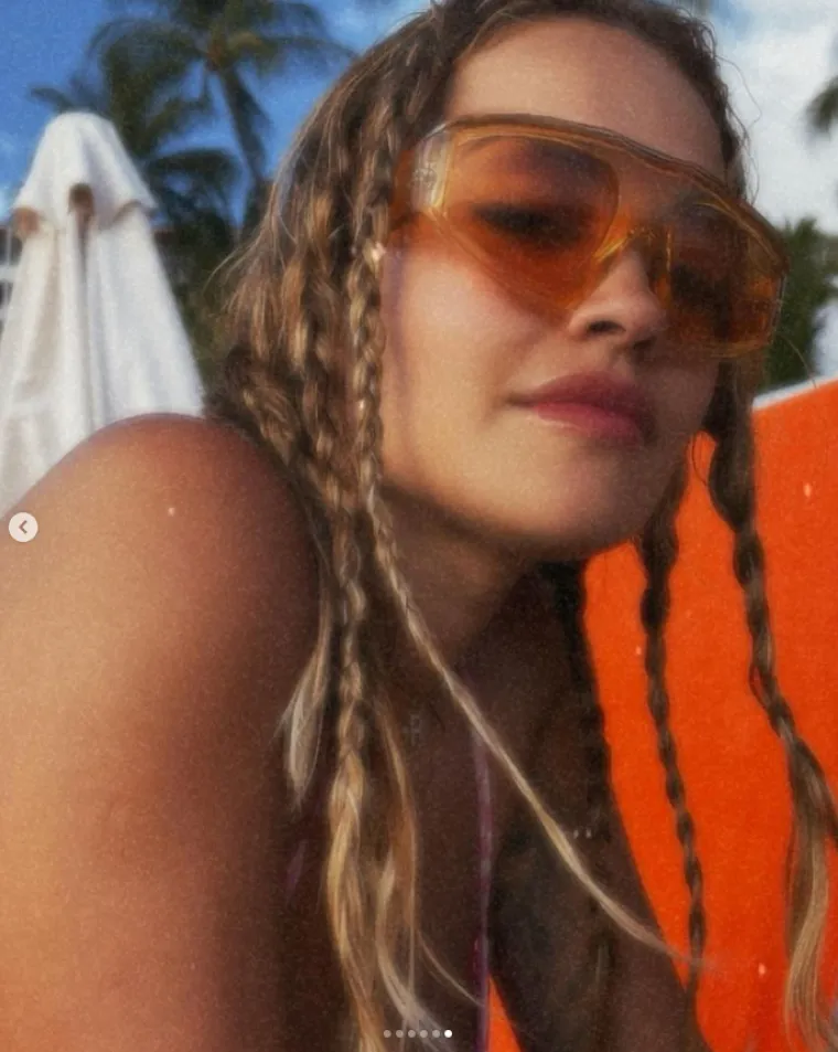 Rita Ora otišla u planine bez odjeće: Seksi Kosovarka nabacila samo majušan bikini, bome je imao težak zadatak