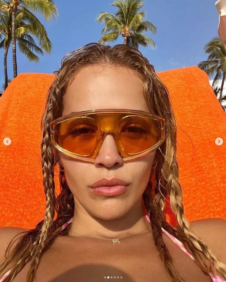 Rita Ora oti&scaron;la u planine bez odjeće: Seksi Kosovarka nabacila samo maju&scaron;an bikini, bome je imao težak zadatak