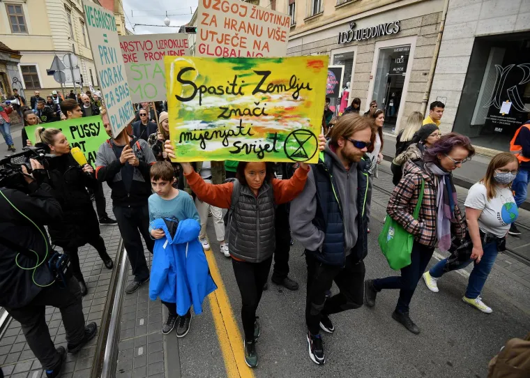 Nosili su i transparente na kojima je pisalo: &quot;Sustavne promjene - Ne klimatske promjene&quot;, &quot;ZA globalni mir - ZA klimatsku pravdu - ZA društvenu pravdu&quot;, &quot;Ne postoji zeleni kapitalizam&quot;, &quot;Manje rada na poslu  - Više rada na okolišu - Skratimo radni tjedan&quot;.