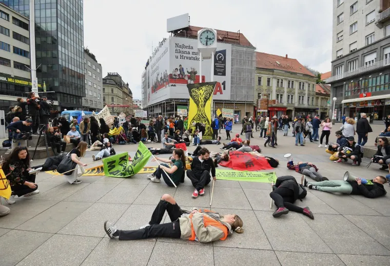 Podsjetila je da su to bili zahtjevi da se proglasi klimatska kriza koja jo&scaron; uvijek nije u Hrvatskoj objavljena, te da se u &scaron;kolskom sustavu nagla&scaron;ava problem klimatske krize. &Scaron;koda je istaknula i kako su hrvatski znanstvenici objavili apel koji hrvatski političari vjerojatno nisu niti pročitali. 
