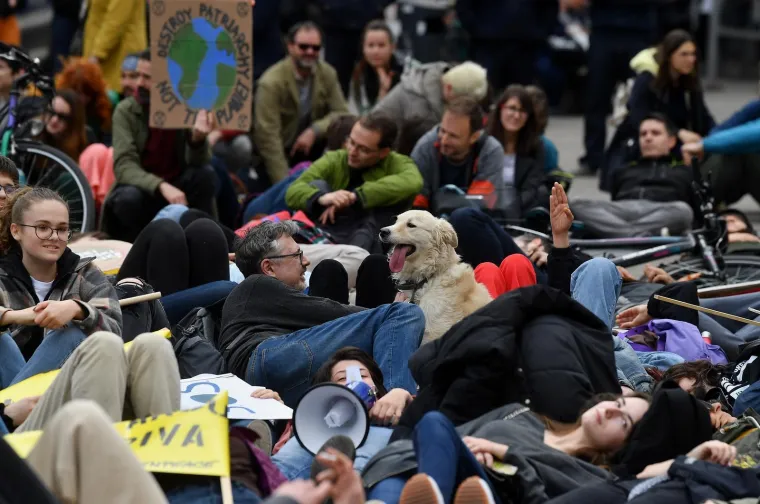 Predsjednik Zelene akcije Luka Tomac Hini je izjavio da mar&scaron; pokazuje koliko su građani zabrinuti za klimatske promjene i koliko su se voljni aktivirati. No, istaknuo je da to &scaron;to sami mogu napraviti - ima doseg te je na Vladu "prebačena loptica" u smislu kreiranja ambicioznih klimatsko- energetskih politika koje nas, dodao je, puno prije nego &scaron;to to Vlada sada planira dovode do niskougljičnog dru&scaron;tva. Radi se, kaže, o politikama koje na prvo mjesto stavljaju energiju sunca i vjetra, a ne ulaganja u fosilne projekte poput nastavka kori&scaron;tenja ugljena, novih LNG projekata i novog bloka nuklearne elektrane Kr&scaron;ko.