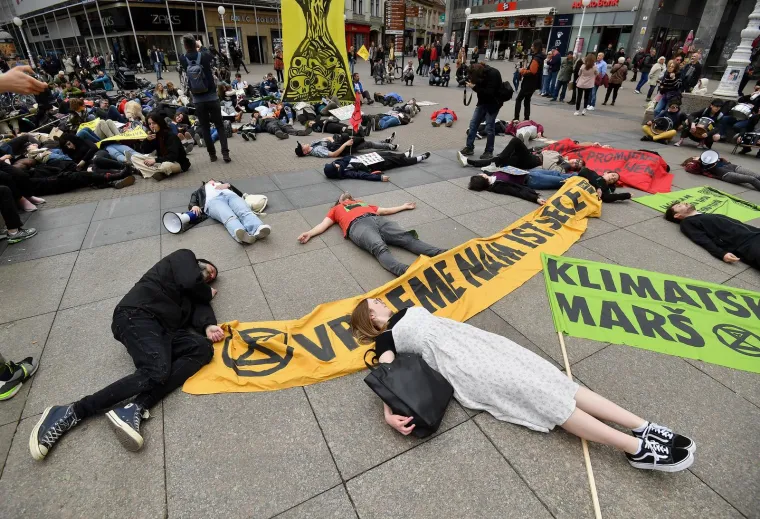 Direktor ureda Greenpeacea u Hrvatskoj i Sloveniji Zoran Tomić Hini je izjavio kako je "ova godina obilježena dvjema velikim krizama koje se tiču fosilnih goriva - a to je ovaj nesretni rat u Ukrajini i galopirajuće klimatske promjene koje nam već desetljećima pomalo dolaze glave".