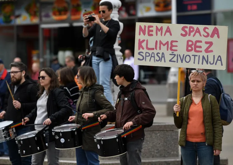 "Potrebna je radikalna promjena - moramo se okrenuti obnovljivim izvorima energije, pogotovo energiji sunca, a ne plinu, nafti i ugljenu", poručio je Tomić. 