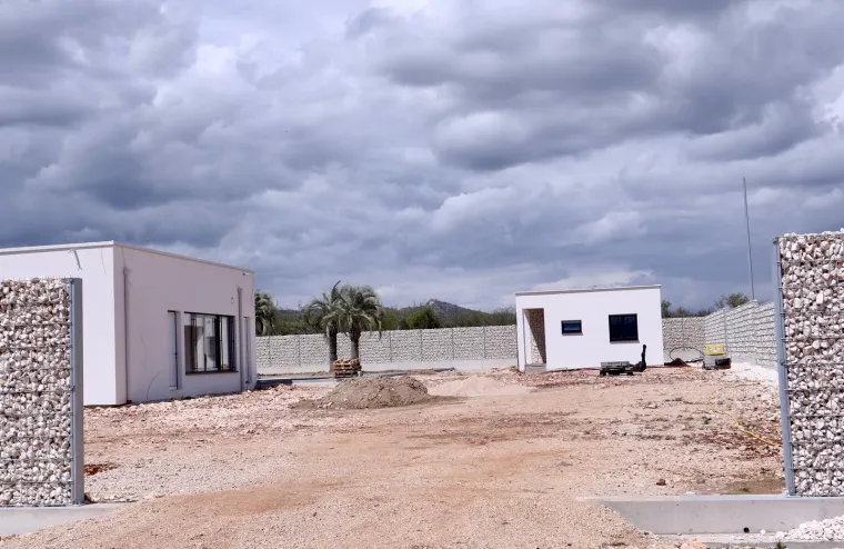 U mjestu Hrašljani, na samom rubu Ljubuškog, nedaleko od jedinstvenog vodopada Kravica, i dalje se gradi luksuzna vila u kojoj bi trebala živjeti braća Mamić, a istu financira Mario, sin Zdravka. Riječ je o prizemnici od barem 300 metara četvornih kvadratnog stambenog prostora s prostranom okućnicom. Djelomično je obložena kamenom, a uz nju gradi se još jedan manji, pomoćni objekt.