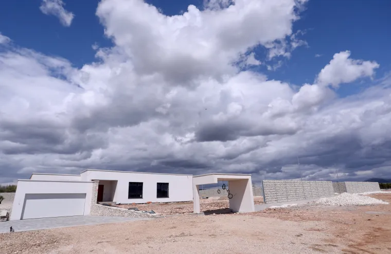 Pogledajte luksuznu vilu braće Mamić koja je niknula u Ljubu&scaron;kom: Djelomično obložena kamenom, kamena ograda...