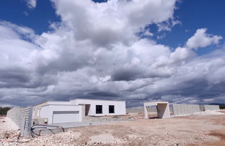 Pogledajte luksuznu vilu braće Mamić koja je niknula u Ljubu&scaron;kom: Djelomično obložena kamenom, kamena ograda...