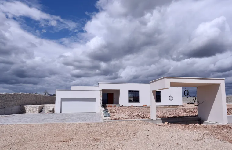 Pogledajte luksuznu vilu braće Mamić koja je niknula u Ljubu&scaron;kom: Djelomično obložena kamenom, kamena ograda...