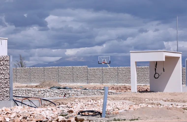 Pogledajte luksuznu vilu braće Mamić koja je niknula u Ljubu&scaron;kom: Djelomično obložena kamenom, kamena ograda...