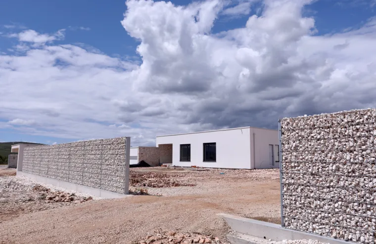 Pogledajte luksuznu vilu braće Mamić koja je niknula u Ljubu&scaron;kom: Djelomično obložena kamenom, kamena ograda...