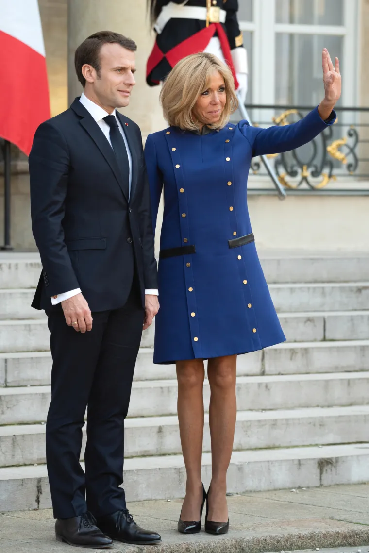Macronovi roditelji prvotno su mislili da njihov Emmanuel izlazi s Brigitteinom kćeri Laurence. Bili su vrlo uzrujani kad su saznali pravu istinu, pa su sina premjestili u drugu školu u Parizu. &quot;Nismo mogli vjerovati. Jasno je da se nismo mogli složiti s tim&quot;, rekla je njegova majka Françoise Nogues-Macron.