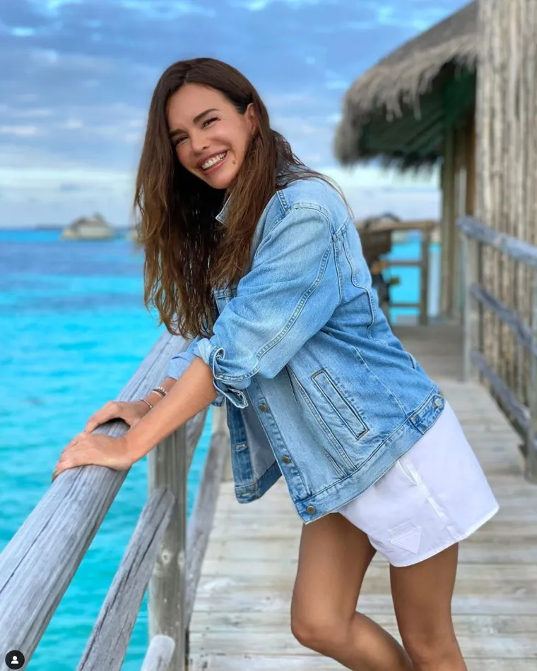 Severina je svoj 49. rođendan obilježila fotografijom s Maldiva i u jeku glasina o razvodu od tadašnjeg supruga Igora Kojića. Ona se znakovitom porukom oglasila na Instagramu. &quot;Draga moja 48., adio... Sutra te mijenja 49. Draga moja 49., sjedi malo, da nas dvije proljudikamo. Molim te, nemoj se zavarati mojom dječjom razdraganošću i pomisliti da ćeš me lako prijeći... Neke tvoje &apos;zle&apos; prethodnice su mi ipak nesebično &apos;poklonile&apos; puno svega i svačega ne baš lijepoga, koje neki zovu iskustvo... Tako da... Molim te, ne maši mi sa svojim brojkama, imaj na umu da sam svaku tvoju &apos;zlu&apos; prethodnicu lijepo dočekala i otpratila, kao što ću i tebe... Ako bude potrebe. Mada je bilo puno više dobrih godina. Ako budeš dobra, bit ću ti najbolja prijateljica i riješit ću sve tvoje probleme, samo se ti meni opusti i pusti mene da sve odradim. Što bi rekao Alan Ford: &apos;I prije smo imali problema pa ih nismo riješili.&apos; Budi mi vesela, pleši sa mnom, pjevaj, budi sretna, bezbrižna, voljena i voli i potrudi se svojom mudrošću i pameću raspetljati kriznu situaciju... Mimo svih prepreka. Ti znaš koju... Jer ja ne odustajem i nijedna godina mi nije uzela nadu i vjeru u dobro, mada su se neke, priznajem, svojski trudile... Pa ti savjetujem da ni to ne pokušavaš... Samo se smij svaki dan (kao na ovoj fotki) i sve će biti u redu&quot;, napisala je u opisu fotografije na kojoj pozira uz more u jakni od trapera i kratkim bijelim hlačicama raspuštene kose.