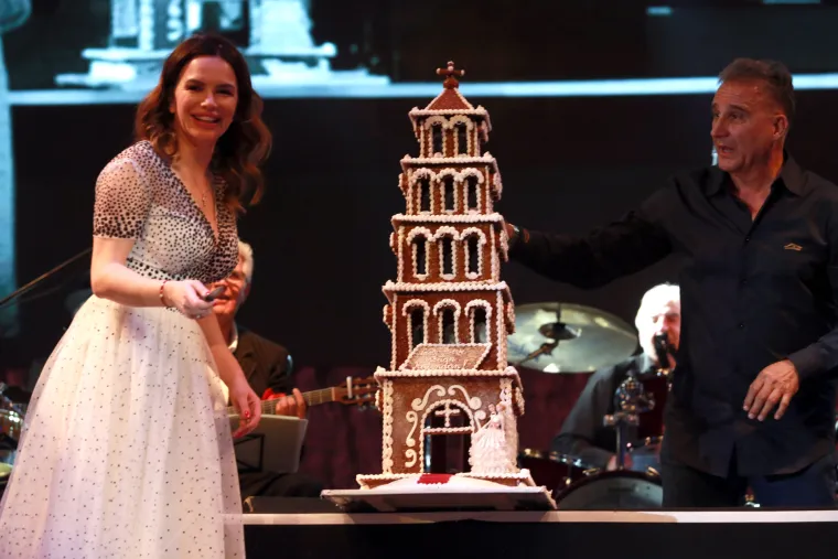 Severina je 45. rođendan proslavila na pozornici. Ona je, naime glumila Anu u mjuziklu &quot;Naša bila štorija&quot; Gorana Karana i Nenada Ninčevića. Na kraju premijerne izvedbe, Severina je pred više od 4.000 gledatelja u dvorani razrezala tortu od krokanta kojom je počastila sve prisutne. &quot;Ima li išta lipše nego rođendan dočekati uz pjesmu, na pozornici? Hvala mojim prijateljima&quot;, napisala je pjevačica tada ba svom Instagramu.