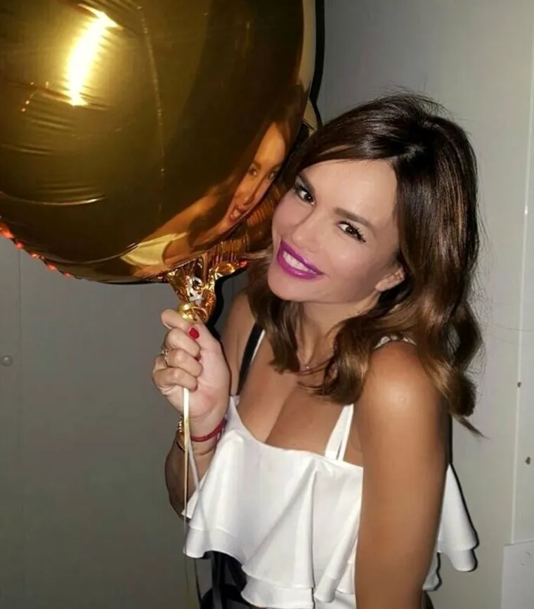 Severina je 44. rođendan proslavila nastupom u Novom Pazaru. Ona je tada na društvenim mrežama podijelila fotografije koje je prikazuju u igri sa sinom Aleksandrom. &quot;Nikad ja neću biti žena svojih godina&quot;, napisala je uz fotografiju na Facebooku na kojoj pozira u bijeloj haljini na bretelice držeći zlatni balon u ruci.