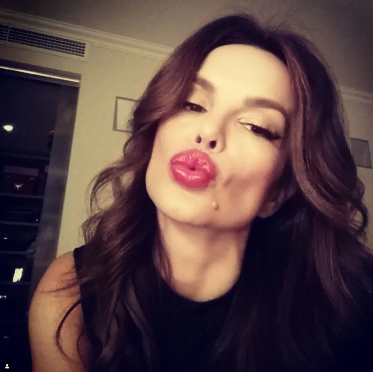 Severina je 42. rođendan proslavila nastupom u jednoj hamburškoj diskoteci. &quot;Ne trebate mi danas čestitati rođendan. To ste već učinili na mojim nastupima. Tih dana sam se ponovno rađala&quot;, napisala je Severina tada na svom Facebooku. Mediji su nakon toga pisali kako je tadašnji zaručnik Milan Popović s njihovim sinom Aleksandrom namjerava povesti na putovanje iznenađenja.