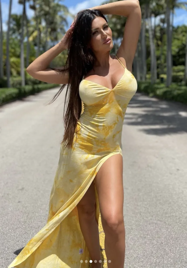 Stanija Dobrojević marljivo vježba gluteuse u teretani, a to se izvrsno vidi u seksi vrućoj žutoj haljini