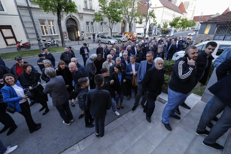 Kolinda je opet u centru pažnje: Oduševila vitkom figurom i osmijehom, a zasjenila je i Milu Horvat koju odavno nismo vidjeli