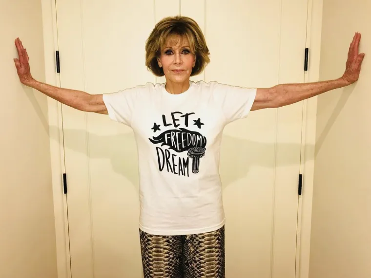 Jane Fonda je u intervju za Bazaar ispričala da je njezin život zapravo počeo u šezdesetima, jer, kako ističe, mladost je vrlo teška zbog nedostataka iskustva i mudrosti. &quot;Tada sam shvatila da se ne bojim smrti, ali se bojim trenutka kada bih shvatila da nisam imala hrabrosti učiniti neke stvari koje želim u životu. Ne možete život učiniti duljim, ali ga možete produbiti&quot;, rekla je Fonda te je dodala da svaka osoba mora imati neku svrhu da bi bila sretna i ispunjena u životu.