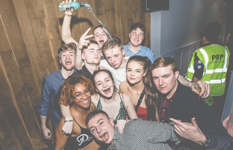 Oti&scaron;la korona kada je stigla sezona, a s njom su se vratili i kaotični prizori u noćnim klubovima: Evo najgorih!