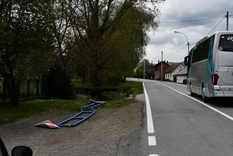&Scaron;kolski autobus s djecom kod Požege sletio s ceste i udario u metalnu ogradu