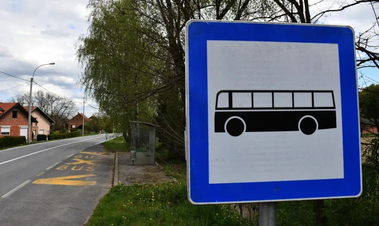 &Scaron;kolski autobus s djecom kod Požege sletio s ceste i udario u metalnu ogradu