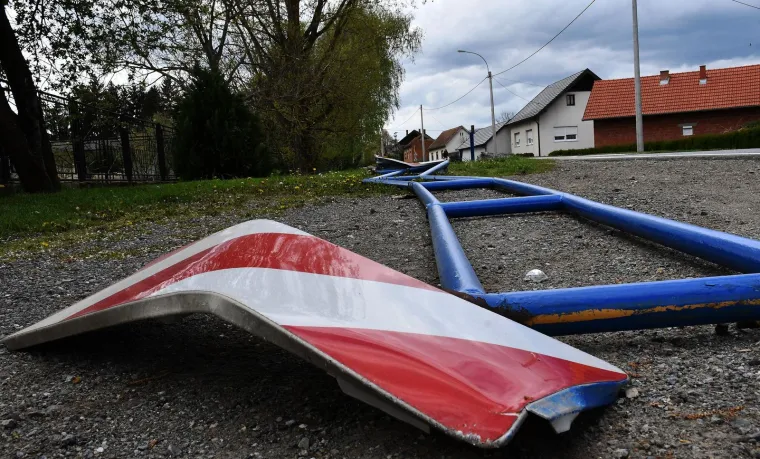 &Scaron;kolski autobus s djecom kod Požege sletio s ceste i udario u metalnu ogradu