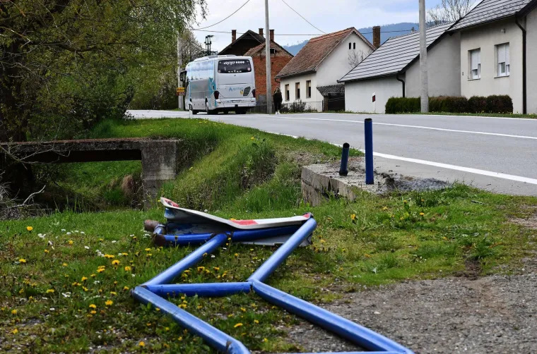 &Scaron;kolski autobus s djecom kod Požege sletio s ceste i udario u metalnu ogradu
