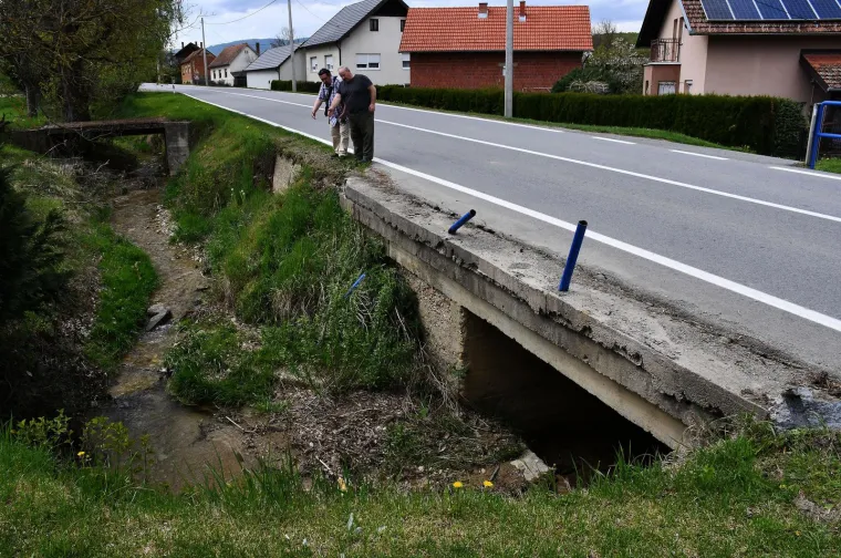 &Scaron;kolski autobus s djecom kod Požege sletio s ceste i udario u metalnu ogradu