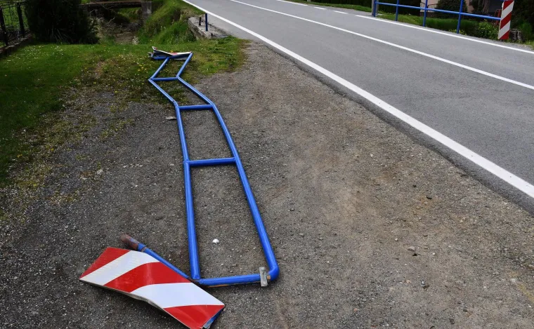&Scaron;kolski autobus s djecom kod Požege sletio s ceste i udario u metalnu ogradu