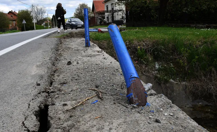 &Scaron;kolski autobus s djecom kod Požege sletio s ceste i udario u metalnu ogradu