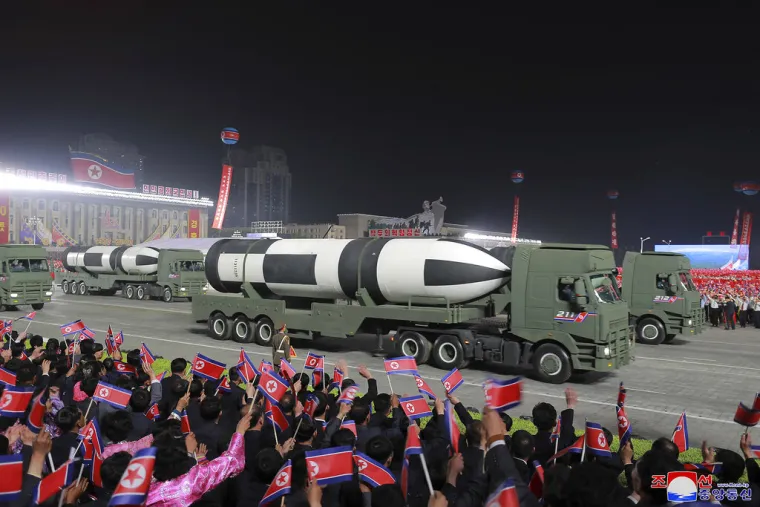 Pogledajte demonstraciju sile Sjeverne Koreje! Kim Jong Un najavio ubrzani razvoj nuklearnog oružja