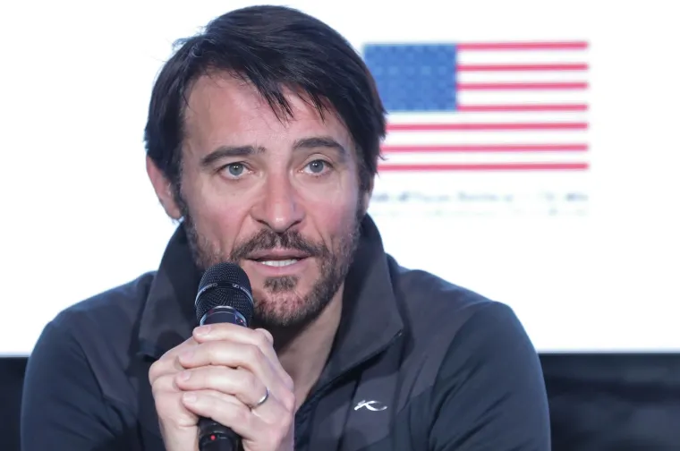 Goran Višnjić svjetsku slavu je stekao ulogom doktora Luke Kovača u seriji &quot;Hitna služba&quot;. Od malih nogu bio je zaljubljen u glumu te je kao dijete nastupao u brojnim kazališnim grupama. Rođen je u Šibeniku, a u Zagrebu je, nakon odsluženja vojnog roka u JN vojsci, upisao Akademiju dramskih umjetnosti. Kao studenta na drugoj godini akademije zapazio ga je profesor Joško Juvančić i ponudio mu ulogu Hamleta u predstavi koju je postavljao na Dubrovačkim ljetnim igrama, a Goran se tom ulogom proslavio u Hrvatskoj. Prije &quot;Hitne službe&quot;, Višnjić je glzumio manje uloge u filmovima &quot;Mirotvorac&quot;, &quot;Dobrodošli u Sarajevo&quot;, a pojavio se i u Madonninom spotu za pjesmu &quot;The Power of Goodbye&quot;. 
