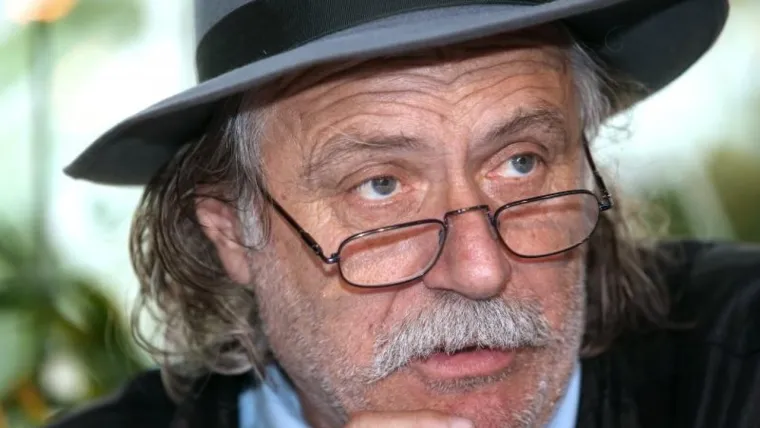Unatoč tome što je već glumio u osamdesetak filmova distribuiranih uglavnom na području bivše Jugoslavije, proboj u svjetske filmske vode ostvario je filmom &quot;Hanin rat&quot; te filmom &quot;Prije kiše&quot; Milče Mančevskog. 1996. godine Šerbedžija je glumio oca izbjeglice u filmu &quot;Belma&quot; te u novozelandskome filmu &quot;Ne znam engleski&quot;. Potom su uslijedile uloge u vodećim hollywoodskim ostvarenjima &quot;Svemirski kauboji&quot;, &quot;Nemoguća misija&quot;, &quot;Zdrpi i briši&quot; i drugi. Radio je s brojim velikim facama, poput Vanesse Redgrave, Phillipa Noyca, Toma Cruisa, Stanleyja Kubricka, Clinta Eastwooda. Na Brijunima je pokrenuo i kazalište Ullysses. Što se tiče privatnog života, Rade je suprug redateljice Lenke Udovički s kojom ima kćeri Ninu, Milicu Almu i Vanju. Iz prvog braka s koreografkinjom i plesnom pedagoginjom Ivankom Cerovac ima kćer Luciju i sina Danila. 