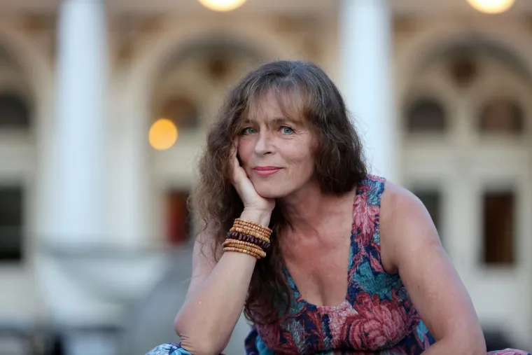 Svjetsku karijeru ostvarila je i glumica Mira Furlan. Mira isprva istaknuta glumica Hrvatskog narodnog kazali&scaron;ta u Zagrebu, 1980-ih je postala jedna od vodećih hrvatskih i jugoslavenskih filmskih glumica. Osobito se istaknula u filmovima "Kiklop" Antuna Vrdoljaka, "U raljama života", "Za sreću je potrebno troje" Rajka Grlića te filmu "Lepota poroka" ŽivkaNikolića, kultnom "Otac na službenom putu" Emira Kusturice, a karijeru je nastavila i u američkim serijama i filmovima "Babylon 5" i "Izgubljeni". Glasila je za jednu od najpopularnijih i najljep&scaron;ih glumica biv&scaron;e Jugoslavije, dojam koji su podgrijale erotske scene u kojima je glumila. Rođena je 7. rujna 1955. godine u Zagrebu. S obitelji je živjela i radila u Los Angelesu.
Mirin otac Ivan je bio istaknuti znanstvenik, a majka je zavr&scaron;ila francuski jezik i jugoslavistiku. Mira je osnovnu &scaron;kolu i gimnaziju pohađala u rodnom gradu, a 1978. godine je diplomirala na Akademiji za kazali&scaron;te i film.